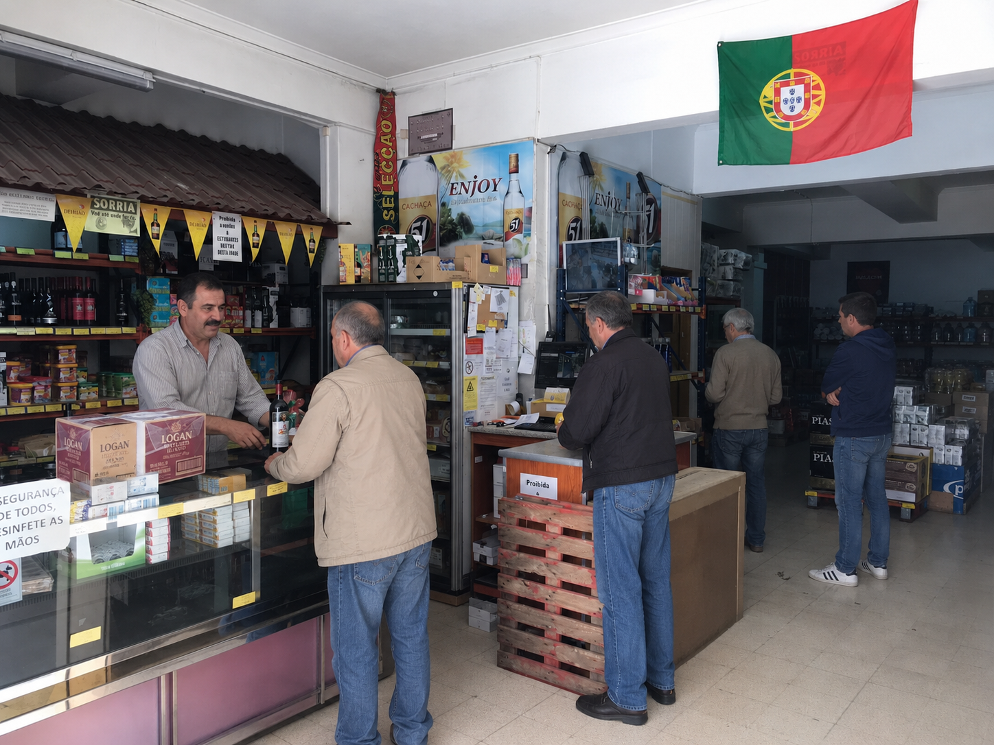 Atendimento a clientes na loja da Amadora